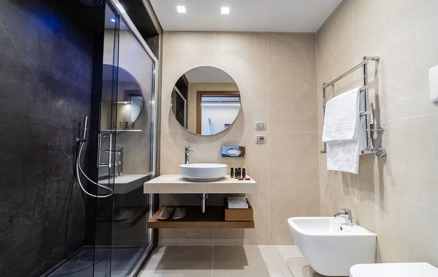 Particolare dell'arredo del bagno dell'hotel
